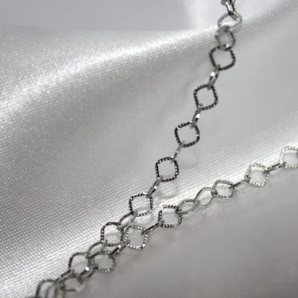 Catena donna Maglie speciali: catena romboidale martellinata, catena filigranata
